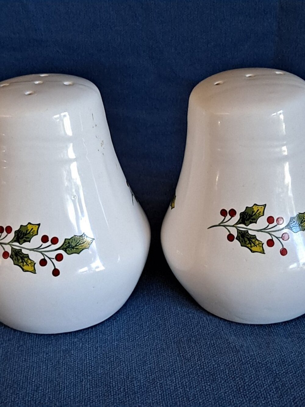 HOLLY BERRY SALT & PEPPER SHAKERS Ceramic Christmas Set Holiday 3 1/2"